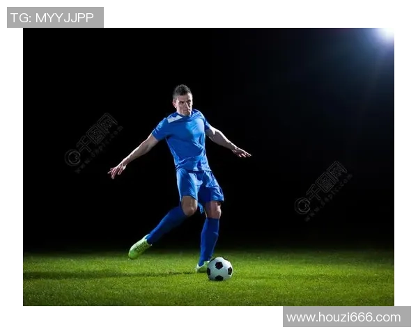 足球明星黑白临摹艺术作品展现球场风采与激情的完美结合